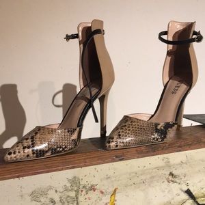 Guess snakeskin pumps